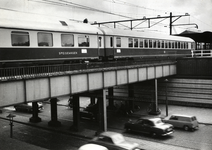 169798 Afbeelding van de internationale trein Rheingold bij het N.S.-station Amsterdam Amstel te Amsterdam (viaduct ...